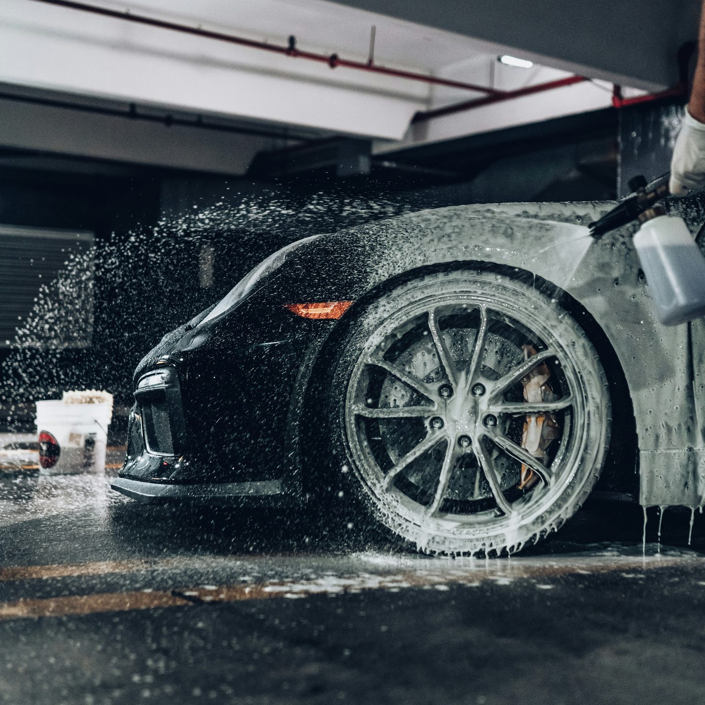 Außenaufbereitung — Schaumvorwäsche im Detailing-Bereich